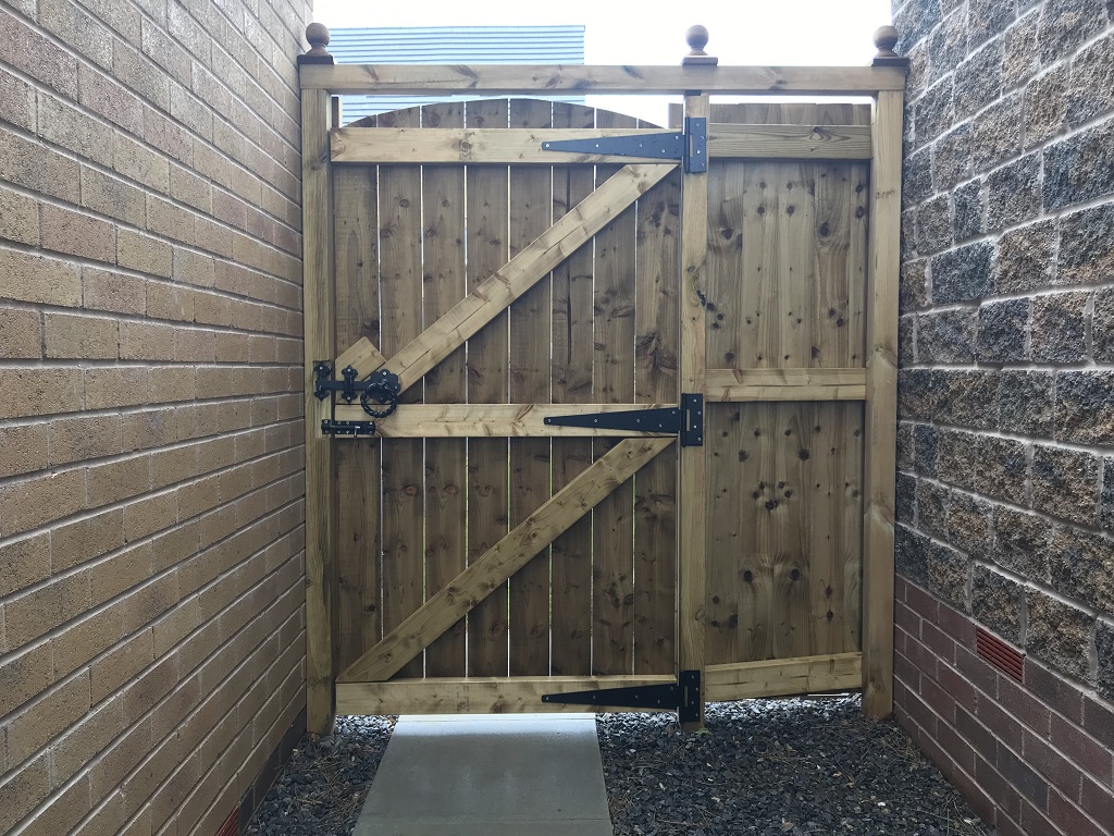 Side gate and partial fence